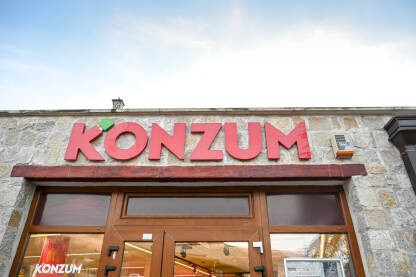 Konzum, logo iznad supermarketa. Konzum, logo iznad supermarketa.