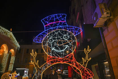 Šarene i sjajne novogodišnje dekoracije. Svjetleći Snješko Bijelić. Snowman. Šarene i sjajne novogodišnje dekoracije.
