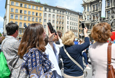Ljudi fotografišu i snimaju mobilnim telefonima Ljudi fotografišu i snimaju mobilnim telefonima u centru grada. Turisti sa mobilnim telefonima u rukama.