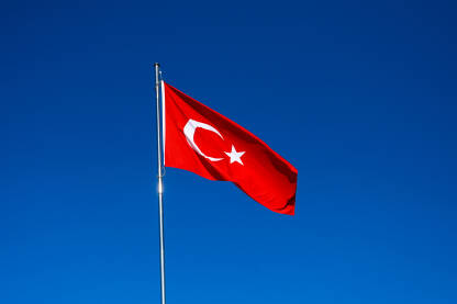Državna zastava Turske. Turska zastava se vijori na vjetru. Državna zastava Turske. Državni i nacionalni simbol. Crvena zastava sa bijelom zvijezdom i polumjesecom. Türkiye.