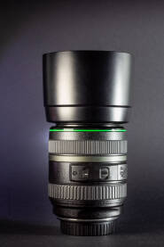 IMG_9457a Profesionalni DSLR objektiv na crnoj pozadini