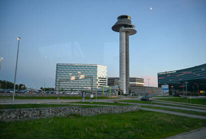 Aerodrom Stockholm Arlanda u Švedskoj. Kontrolni toranj  Arlandatornet na aerodromu Stockholm Arlanda u Švedskoj. Moderne zgrade aerodromskih kancelarijai hotela.