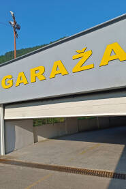 Ulazna vrata u garažu u trenutku otvaranja. Ulaz u garažu.