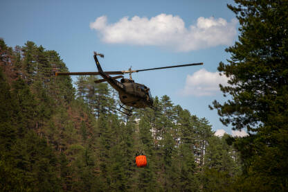 Helikopteri OS BiH Helikopteri OS BiH u akciji gašenja šumskog požara.