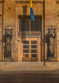 Centralna Banka BiH Sarajevo Centralna Banka BiH u Sarajevu. Prikaz ulazne sekvence sa karakterističnim statuama. Popularni naziv ove lokacije je i Čeka.