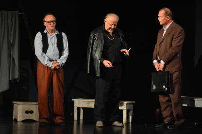 Glumci Nermin Omić, Milenko Iliktarević i Midhat Kušljugić na sceni Predstava “Hamlet u selu Mrduša Donja” u izvedbi Narodnog pozorišta Tuzla.
Autor predstave je Ivo Brešana, a režiji potpisuje Mustafe Nadarevića.