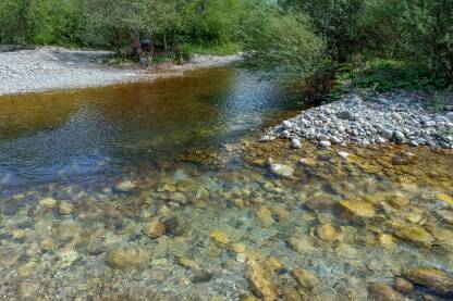 Na spoju potoka Ravanjčice i Šanice nalazi se ljetna plaža naziva -Sastavi- Potok se ulijeva  u Grabovičko jezero, u naselju Glogošnica, Općina Jablanica.