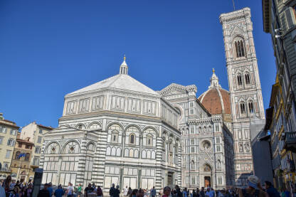 Cattedrale di Santa Maria del Fiore ili Duomo, Firenca Firentinska katedrala, treća najduža crkva na svijetu, duga 148 metara. Građena čak 173 godine, zbog čega ima i gotičke i renesansne osobine.