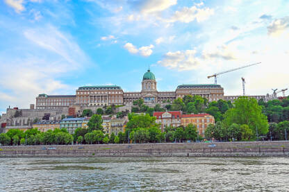Budimpešta, Mađarska: Panoramski pogled na Budimski dvorac iznad rijeke Dunav. Kraljevska palača na brdu. Poznata znamenitost u Budimpešti.