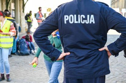 Policajac u uniformi. Grb policije u Poljskoj. Policajac u uniformi. Grb policije u Poljskoj. Poljske policijske snage.