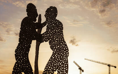 Aluminijske statue zvane Molecule men, u rijeci Spree u Berlinu