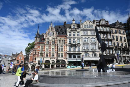 Bruxelles, Belgija: Fontana na gradskom trgu. Belgijska arhitektura u centru grada. Ljudi u gradu.