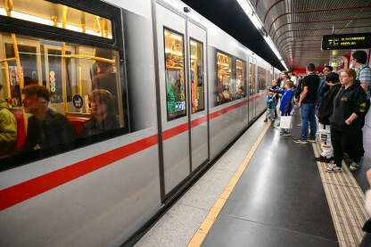 Beč, Austrija: Ljudi čekaju bečki metro. Putnici na stanici.