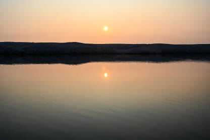 Zalazak sunca na moru. Zalazak sunca na moru. Refleksija sunca na vodi.