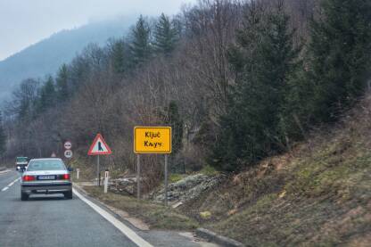 Tabla sa natpisom Ključ, opština u BiH Tabla pored puta.Saobračaj na BIH putevima.Znak za ograničenje brzine.Putokaz za grad Ključ.