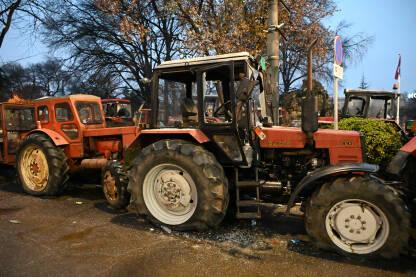 Uništen traktor tokom studentskih protesta u Beogradu 15. marta 2025. godine. Studenti i građani traže pravdu za poginule tokom pada nadstrešnice u Novom Sadu.