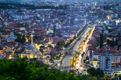 Prizren, Kosovo: Panoramski pogled na grad. Prizren, Kosovo: Panoramski pogled na grad. Zgrade, ulice i kuće u starom gradu.