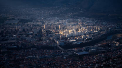 Pogled na Mostar, s brda Fortica i zraka sunca koja je probila oblak
