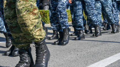 Vojnici u uniformama marširaju ulicom Vojnici u uniformama marširaju ulicom.