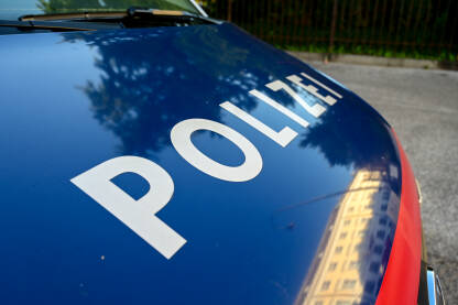 Policijsko patrolno vozilo Policijsko patrolno vozilo parkirano na ulici u Beču, Austrija. Austrijski policijski kombi na ulici.