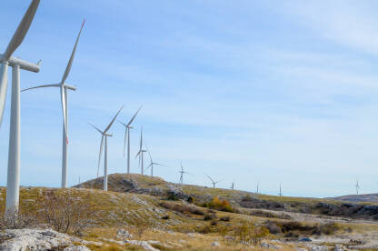 Vjetrenjače na brdu. Proizvodnja električne energije. Vjetrenjače na brdu. Proizvodnja električne energije iz vjetra. Zelena energija.