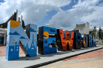 Priština, Kosovo: Newborn znak / skulptura Priština, Kosovo: Newborn znak / skulptura u gradu. Spomenik u gradu. Tipografska skulptura. Turistička atrakcija na trgu.
