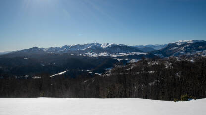 Planinski vrhovi Planine Visočica i Bjelašnica a u pozadini veličanstveni Prenj.