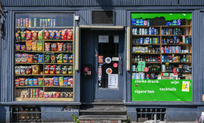 Izlog trgovine. Mnogo artikala izloženo na izlogu marketa. Hrana, grickalice i pića.