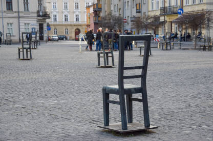 Sa trga Bohaterów u Krakovu, Jevreji su slati u koncentracione logore. Danas su na tom trgu memorijalne stolice, spomenik režisera Romana Polanskog.