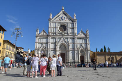 Crkva Santa Croce, Firenca, Toskana Basilica di Santa Croce u Firenci, Italija. Trg na kome se nalazi, nekada je služio za pogubljenja nevjernika. Sagrađena je u 13. vijeku a njen pod čine nadgrobni spomenici uglednih ljudi iz Firence.