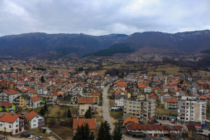 Turbe, Bosna i Hercegovina Turbe, Bosna i Hercegovina. Pogled sa munare na kuće i ulice.