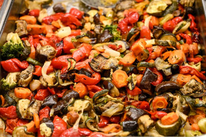 Grilovano povrće. Prženo povrće u restoranu. Mrkva, tikice, patlidžan, paradajz, crvena paprika. Povrće na žaru.
