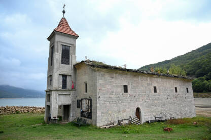 Ruševine stare crkve, Mavrovo, Sjeverna Makedonija Ruševine stare crkve. Mavrovo, Sj. Makedonija. Crkva Svetog Nikole, izgrađena 1850. godine. Crkva je potopljena 1953. godine prilikom izgradnje Mavrovskog jezera, ali je vidliva tokom ljeta i suša.