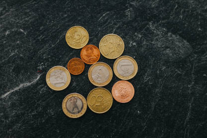 Euro kovanice Euro kovanice na crnoj podlozi