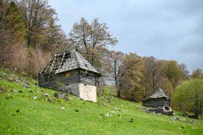 Napuštena stara kuća na planini. Trošna kamena i drvena kuća na selu.