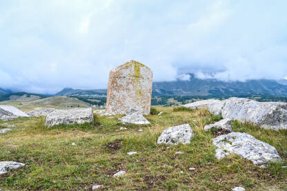 Stećci, srednjovjekovni nadgrobni spomenici Stećci, srednjovjekovni nadgrobni spomenici. Durmitor, Crna Gora. Srednjovjekovni nadgrobni spomenici. Stecci. UNESCO svjetska baština.