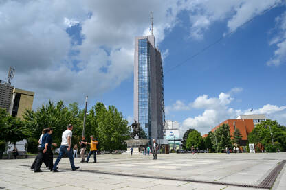 Priština, Kosovo: Trg, ljudi i zgrada Vlade. Priština, Kosovo: Grupa ljudi šeta na trgu u centru grada. Zgrada Vlade Kosova.