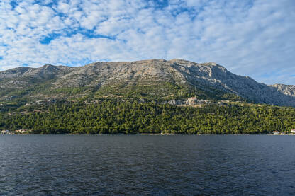 AK1_5536 Poluotok Pelješac, Dalmacija, Jadransko more, Hrvatska. Pogled s broda na plavo more i Pelješac.
