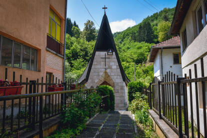 Rimokatolička kapela sv. Marije, filijalna kapela župe Srca Isusova, koja je izgrađena na temeljima drevnog franjevačkog samostana i crkve.