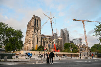 Katedrala Notre Dame u obnovi nakon požara. Pariz, Francuska: Katedrala Notre Dame u obnovi nakon požara. Srednjovjekovna katolička katedrala posvećena Djevici Mariji. Dizalice i skele na gradilištu.