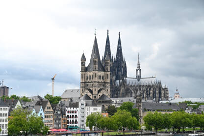 Köln, Njemačka: Historijska arhitektura starog grada s katedralom. Katedrala u Kölnu je visokogotička bazilika.