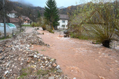 Poplave odnijele lokalni put. Riječna poplava.