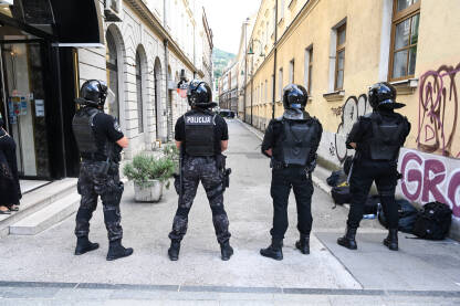 Tim interventne policije u gradu. Specijalne policijske snage na barikadi na ulici. Naoružani policajaci na skupu. Tim interventne policije u gradu.