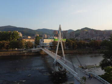 Jalijski pješački most Zenica Pješački most u Zenici, zvaničnog naziva Jalijski most zbog naselja Jalija kojeg povezuje sa Kamberovića poljem.