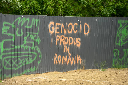 Natpis "Genocid je počinjen u Rumuniji" ispisan na zidu unutar parka u Bukureštu.