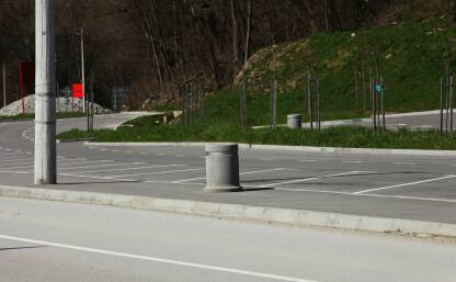 Prazan parking Prazan parking sa kantama za smece i zelen trave