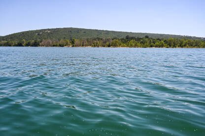Buško jezero, Livno, BiH. Umjetno jezero, pogled iz čamca.