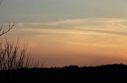 Zalazak sunca Pejzaz zalaska sunca, narandzasto nebo sa plavim nijansama, priroda u crnoj boji donjeg dela fotografije