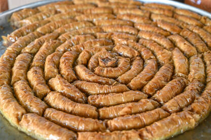 Rolana baklava, poznata na turskom kao Sarı Burma ili na grčkom kao Saraigli. Turski specijalitet.