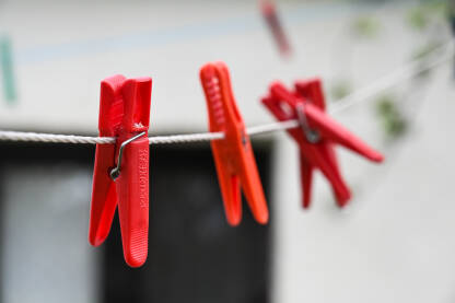 Plastične štipaljke na štriku ispred kuće. Plastične kvačice na užetu.